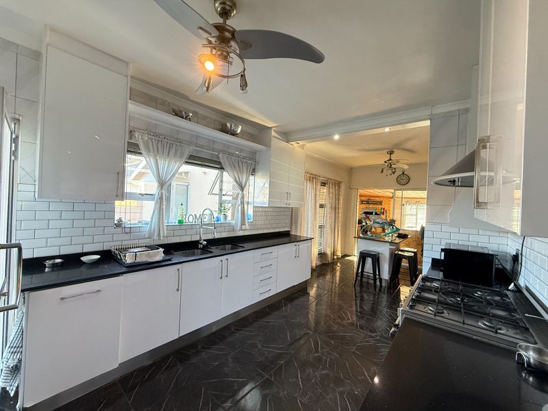 4 Bedroom Family Home with a 2 Bedroom Flatlet in Monte Vista, Goodwood - Photo 7