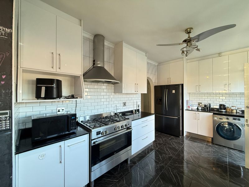 4 Bedroom Family Home with a 2 Bedroom Flatlet in Monte Vista, Goodwood - Photo 6