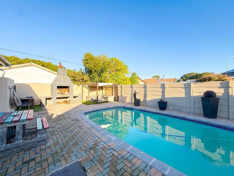 4 Bedroom Family Home with a 2 Bedroom Flatlet in Monte Vista, Goodwood - Photo 3