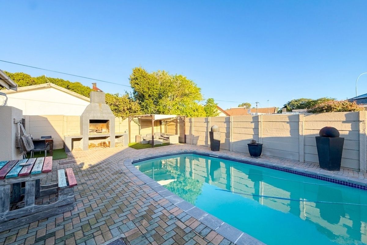 4 Bedroom Family Home with a 2 Bedroom Flatlet in Monte Vista, Goodwood - Photo 3