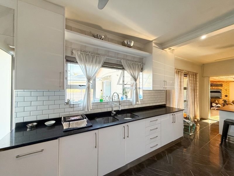 4 Bedroom Family Home with a 2 Bedroom Flatlet in Monte Vista, Goodwood - Photo 9
