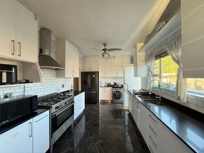4 Bedroom Family Home with a 2 Bedroom Flatlet in Monte Vista, Goodwood - Photo 8