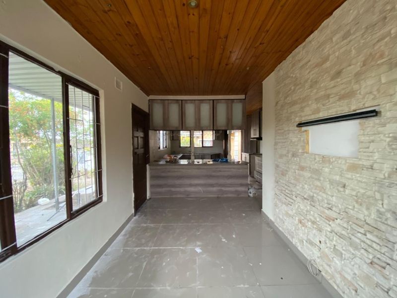 Spacious and Modern 3 Bedroom Family Home to Let in Klaarwater - Photo 10