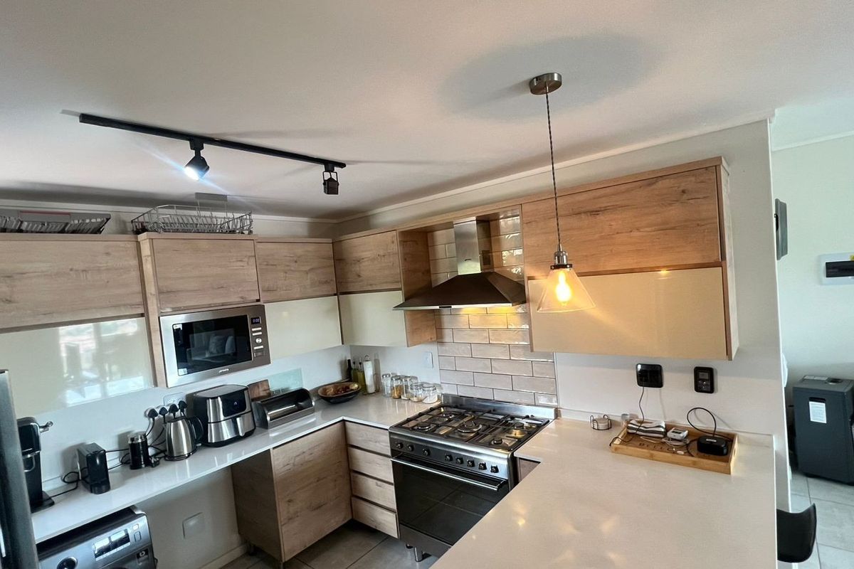 3 bed 2 bath 1st floor apartment - Photo 3