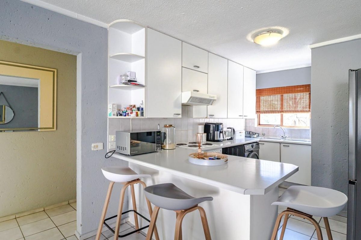 Two Bedroom Apartment in Sought-After Marais Steyn Park - Photo 2