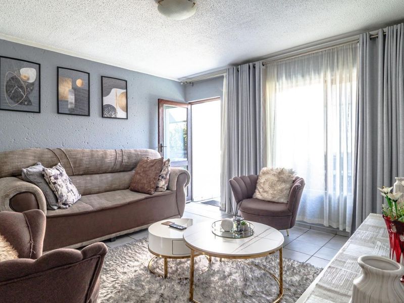 Two Bedroom Apartment in Sought-After Marais Steyn Park - Photo 3