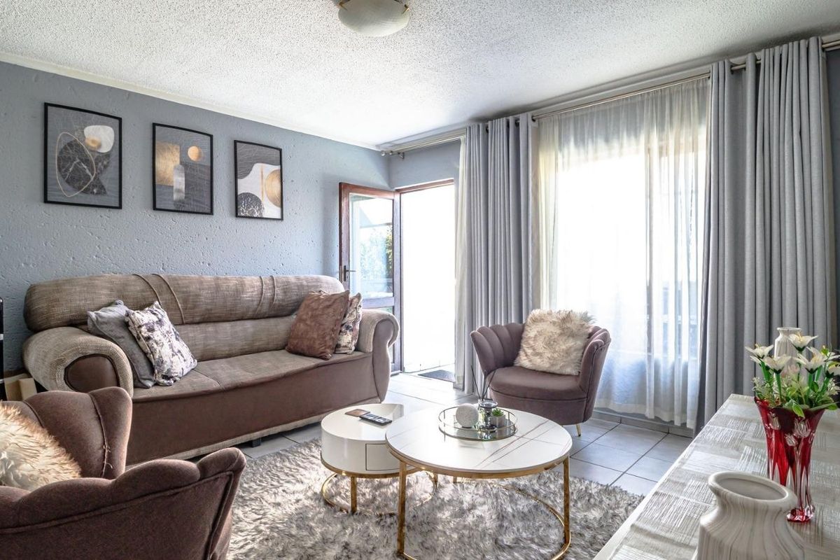 Two Bedroom Apartment in Sought-After Marais Steyn Park - Photo 3