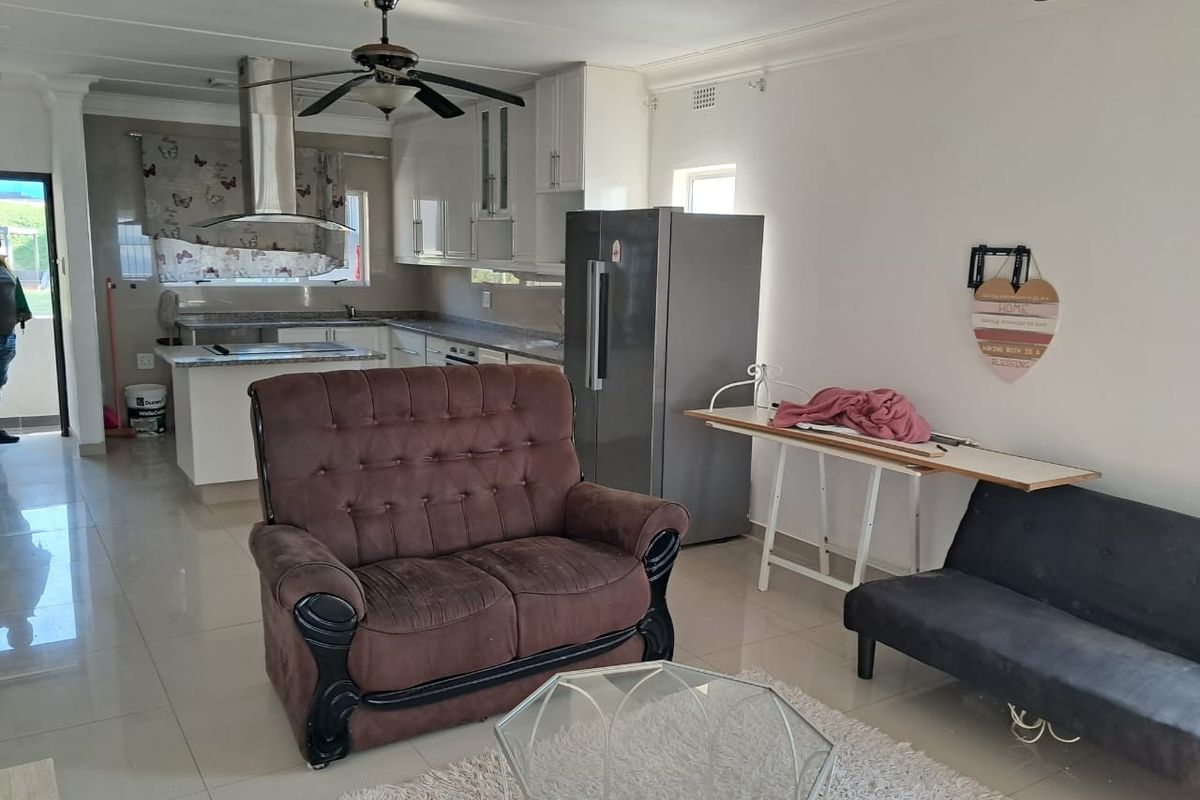 Luxurious Oceanview Top Floor Apartment With Private Beach - Photo 2