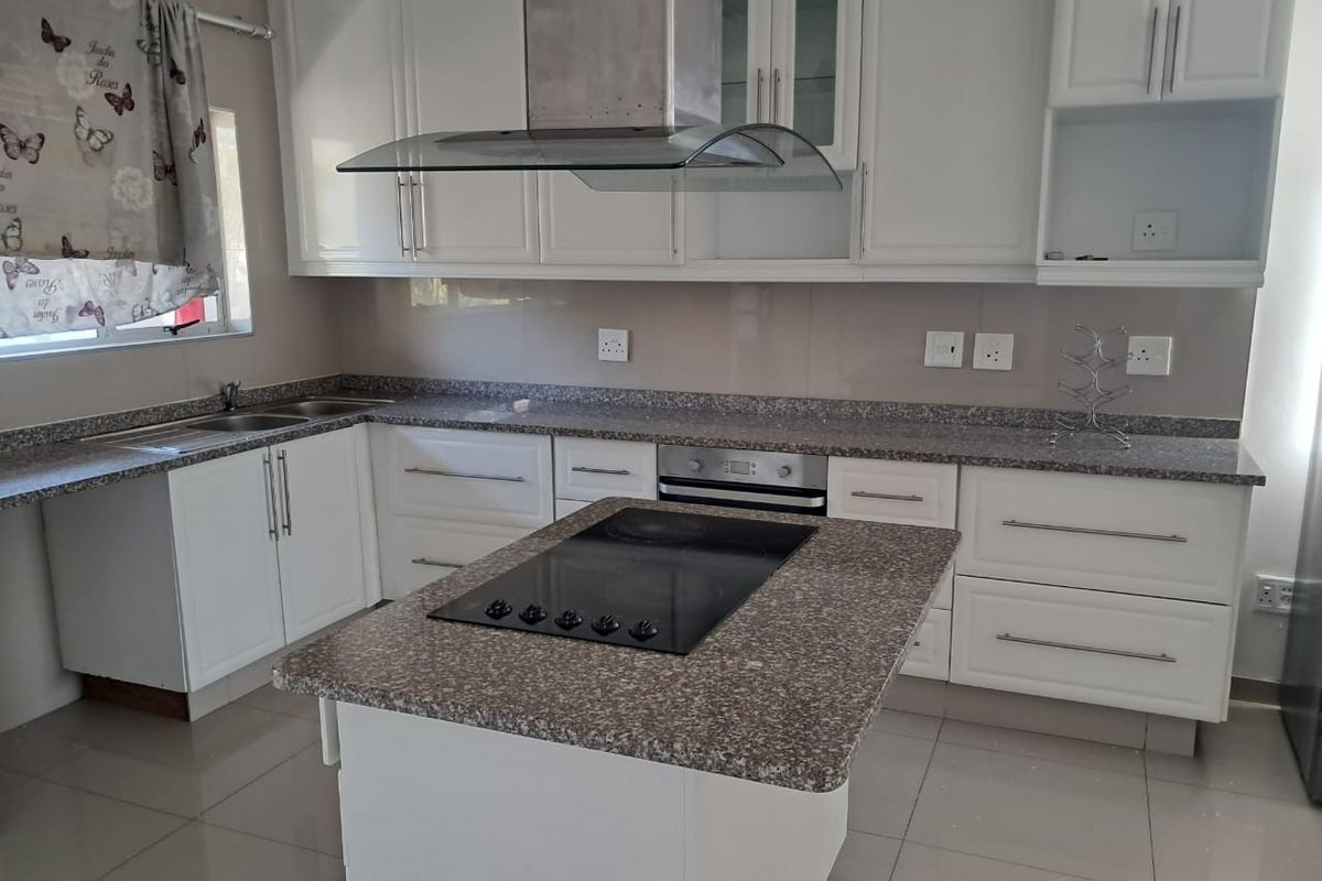 Luxurious Oceanview Top Floor Apartment With Private Beach - Photo 4