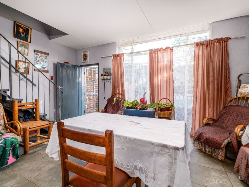 Three Bedroom Townhouse For Sale - Photo 6