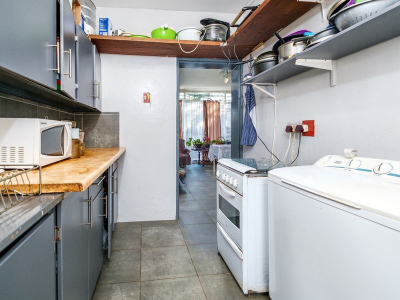 Three Bedroom Townhouse For Sale - Photo 7