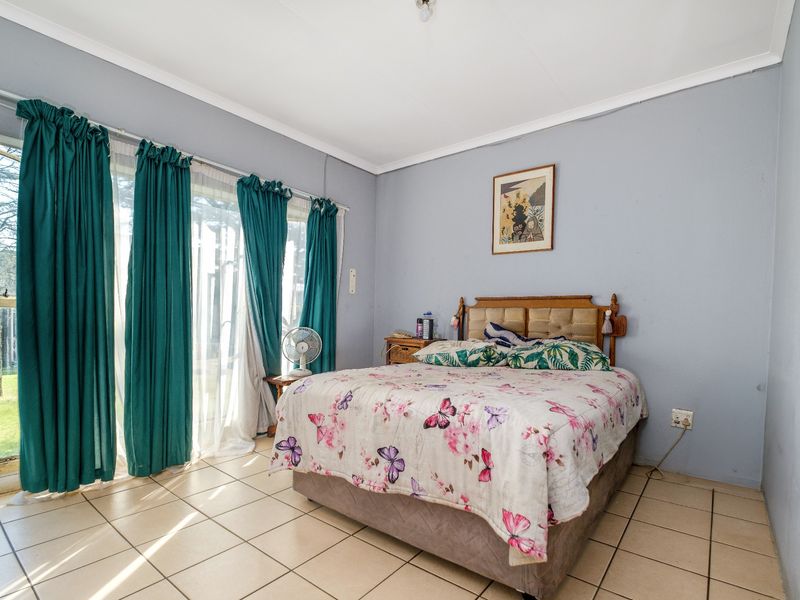 Three Bedroom Townhouse For Sale - Photo 9