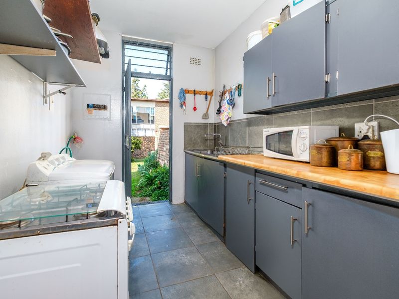 Three Bedroom Townhouse For Sale - Photo 8