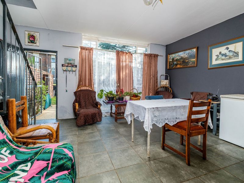 Three Bedroom Townhouse For Sale - Photo 4