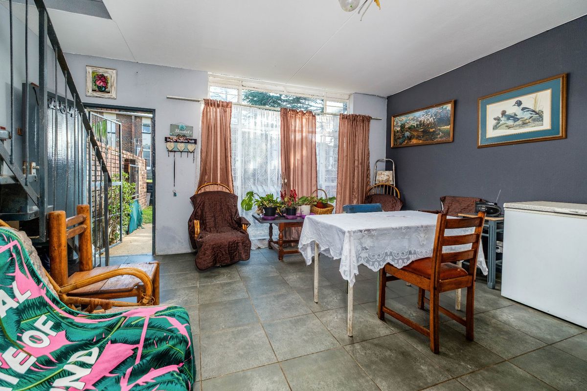 Three Bedroom Townhouse For Sale - Photo 4
