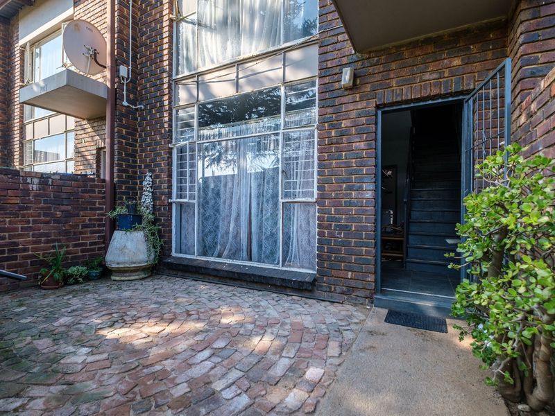 Three Bedroom Townhouse For Sale - Photo 2