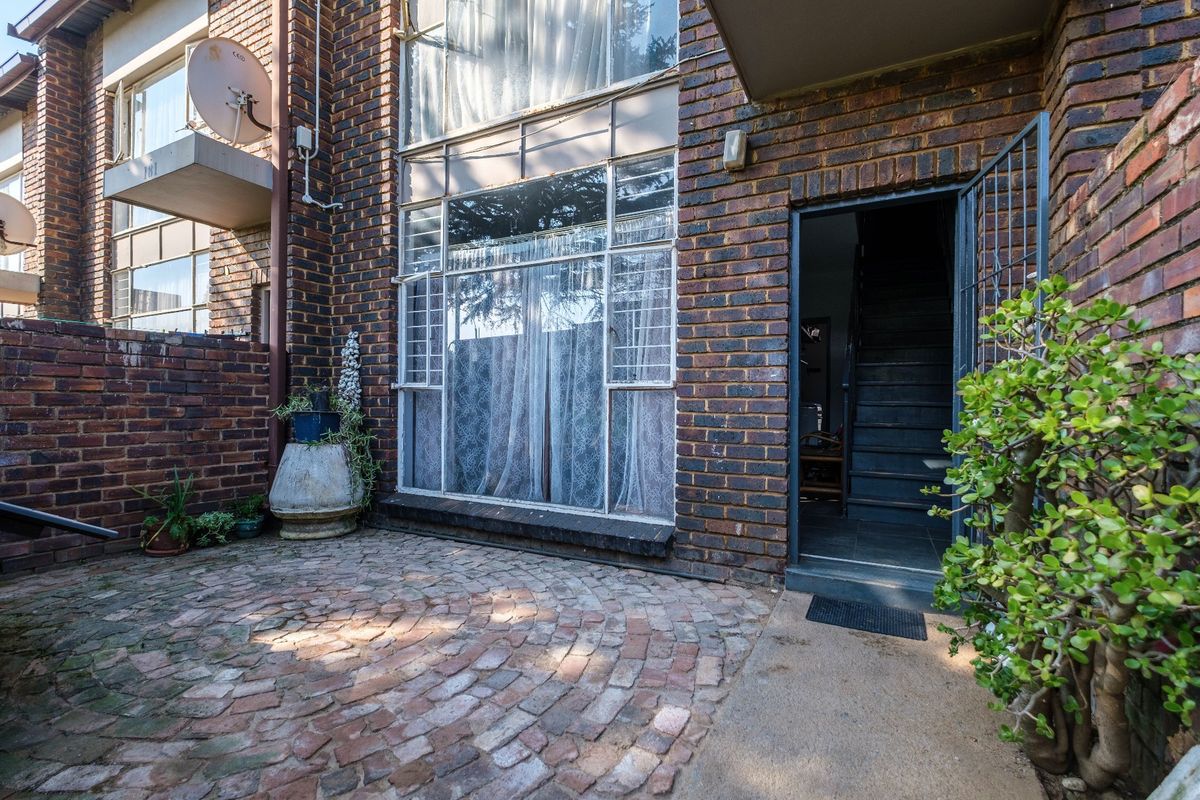 Three Bedroom Townhouse For Sale - Photo 2