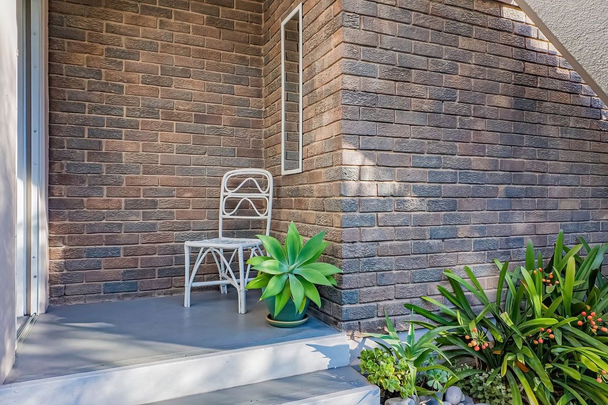 Renovated Apartment with Lagoon Views - Photo 4