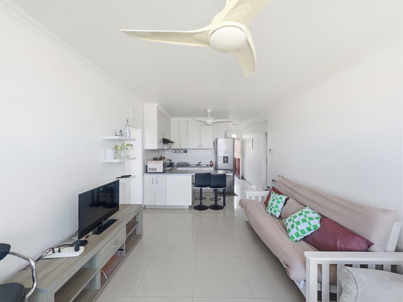 Fully Furnished, Sea Facing 2-bedroom Apartment to Rent in Amanzimtoti, - Photo 8