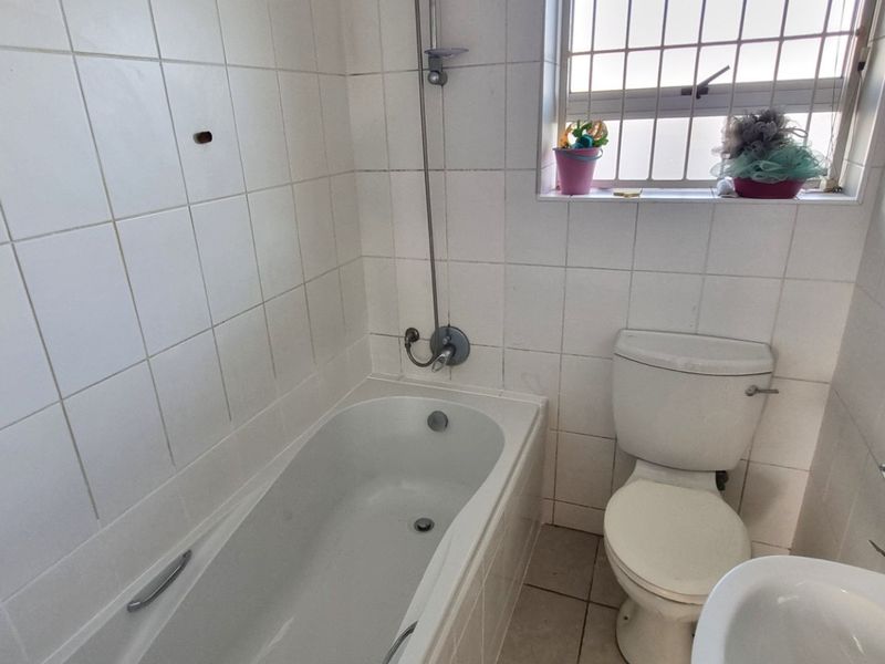 Light bright 2 bed ground floor apartment avail 1 July - Melkbosstrand - Photo 10