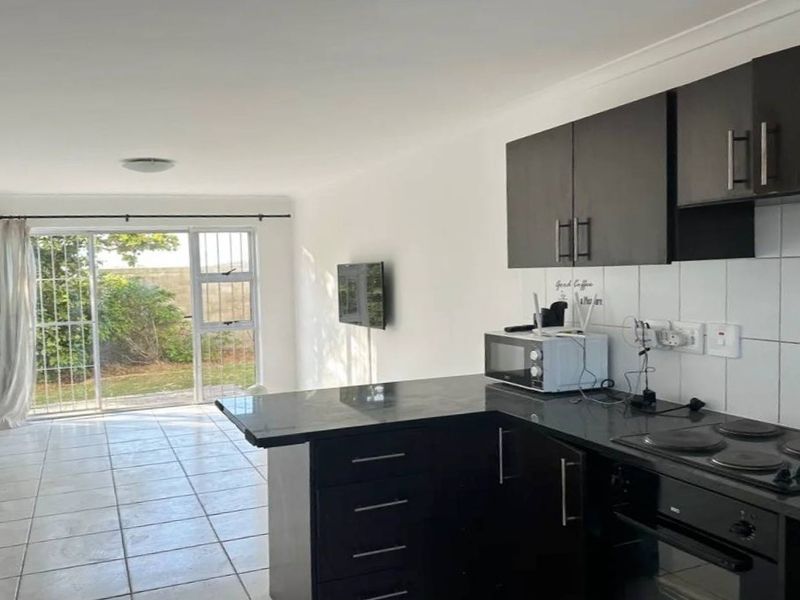 Light bright 2 bed ground floor apartment avail 1 July - Melkbosstrand - Photo 4