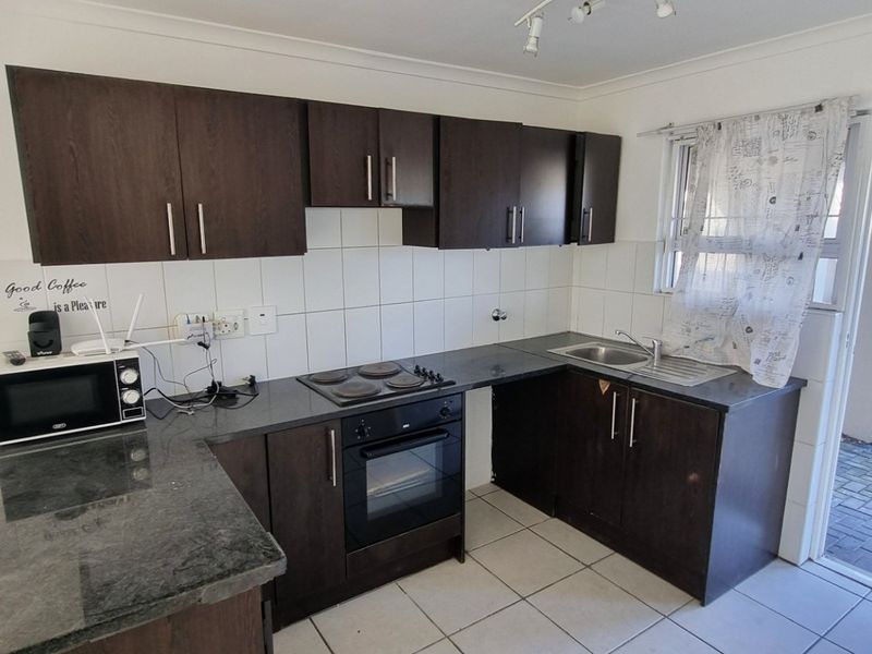 Light bright 2 bed ground floor apartment avail 1 July - Melkbosstrand - Photo 3