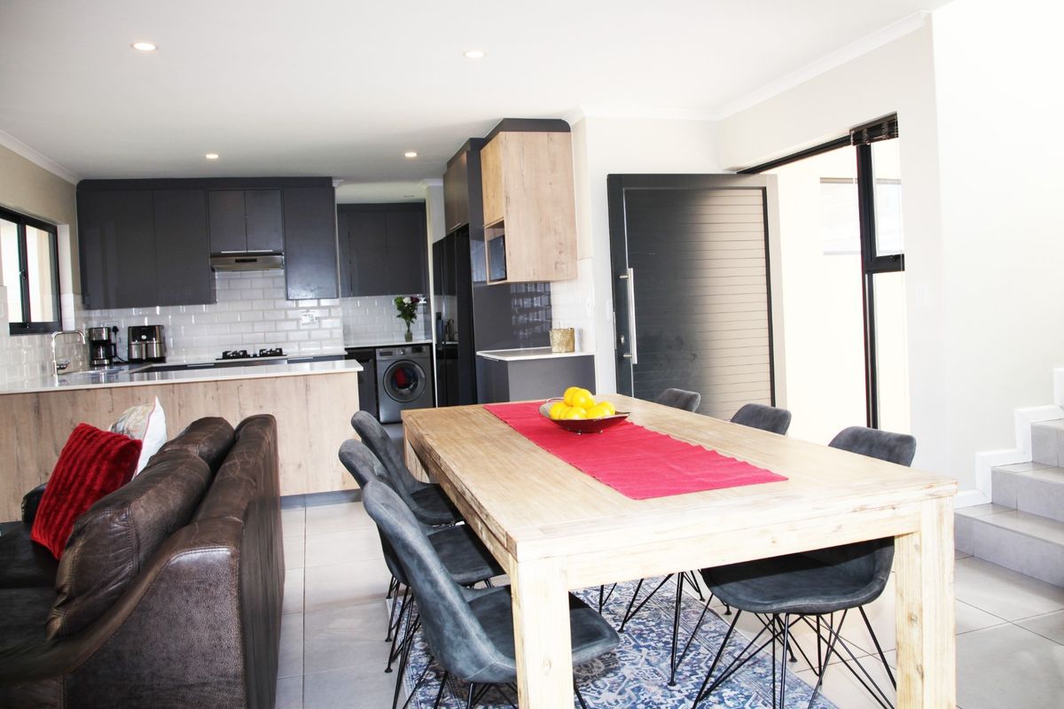 Elegance in a 5 bedroom Sandown family dream home - Photo 5