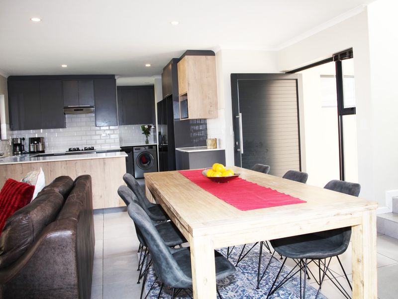 Elegance in a 5 bedroom Sandown family dream home - Photo 5