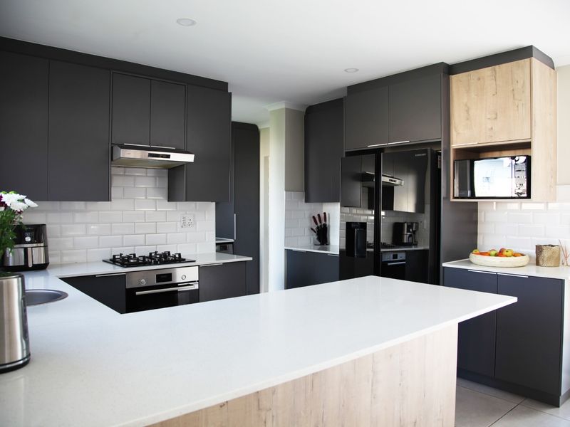 Elegance in a 5 bedroom Sandown family dream home - Photo 10