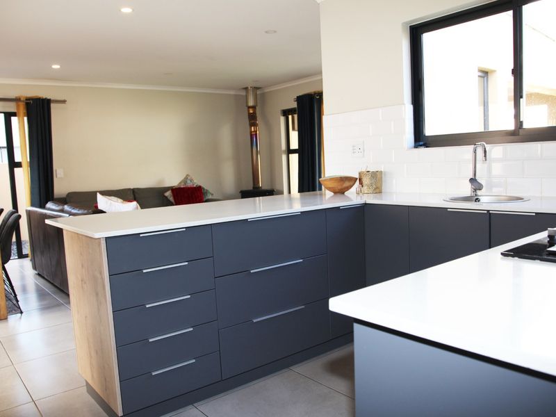 Elegance in a 5 bedroom Sandown family dream home - Photo 9