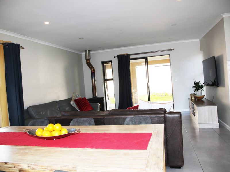 Elegance in a 5 bedroom Sandown family dream home - Photo 3