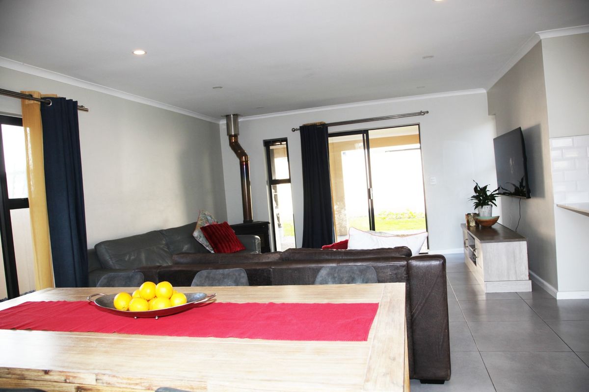Elegance in a 5 bedroom Sandown family dream home - Photo 3