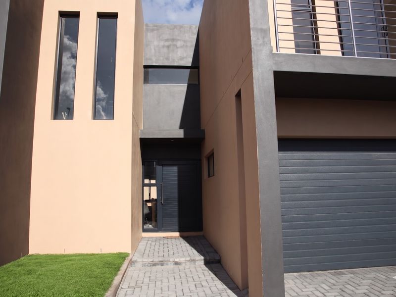 Elegance in a 5 bedroom Sandown family dream home - Photo 2