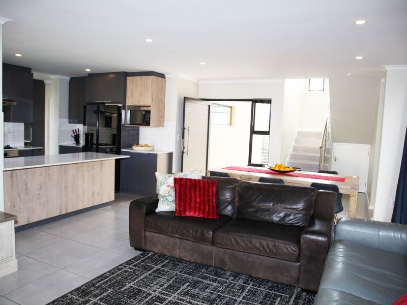 Elegance in a 5 bedroom Sandown family dream home - Photo 7