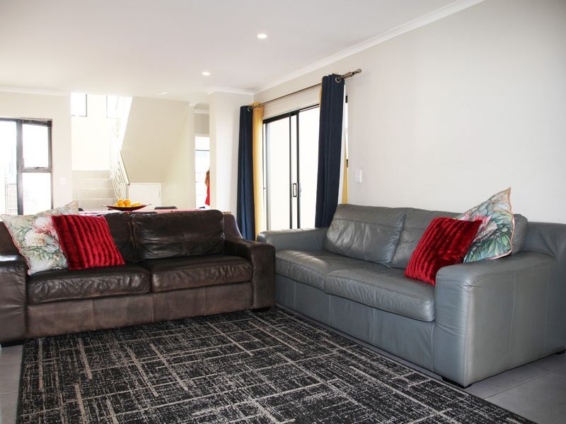 Elegance in a 5 bedroom Sandown family dream home - Photo 8