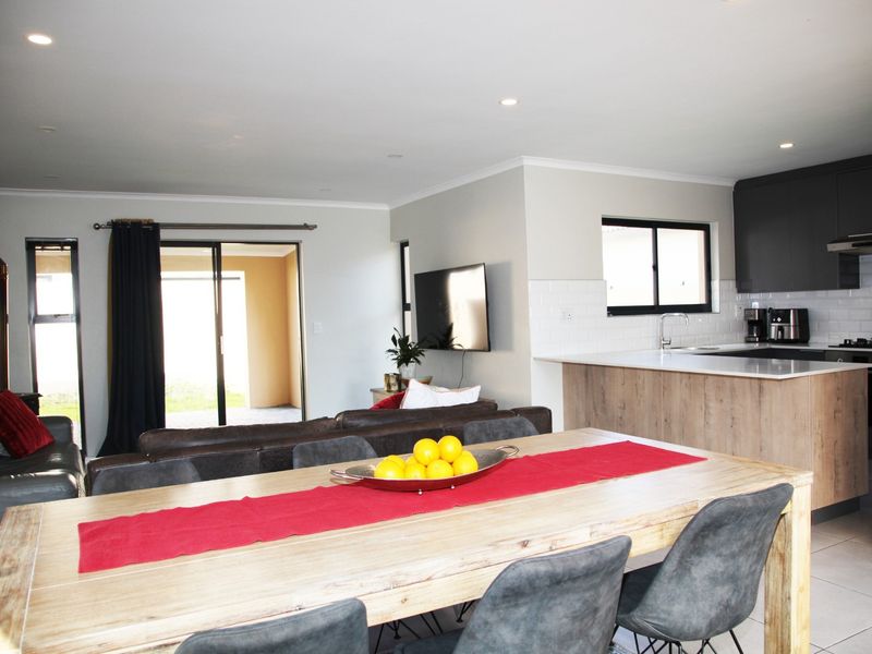 Elegance in a 5 bedroom Sandown family dream home - Photo 4