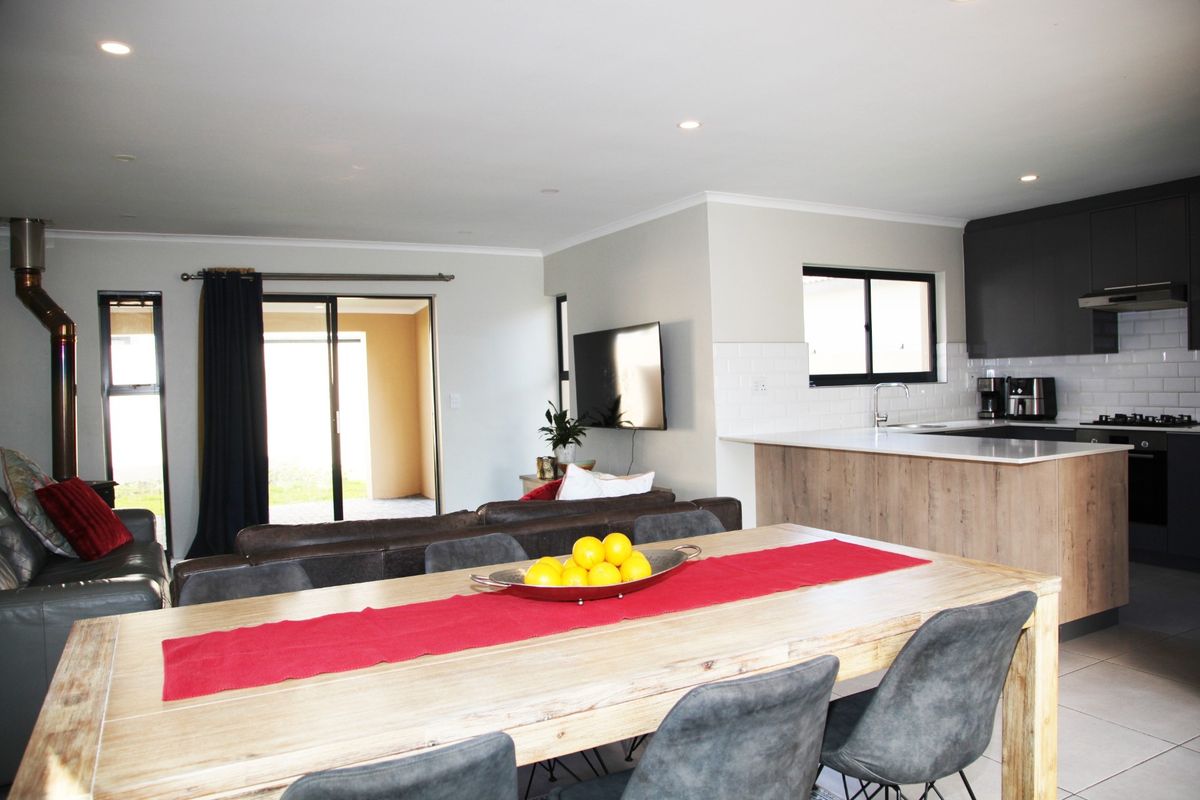Elegance in a 5 bedroom Sandown family dream home - Photo 4