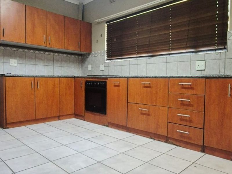 Four bedroom house to rent in Protea Park Walking distance from Protea Park Laerskool - Photo 2
