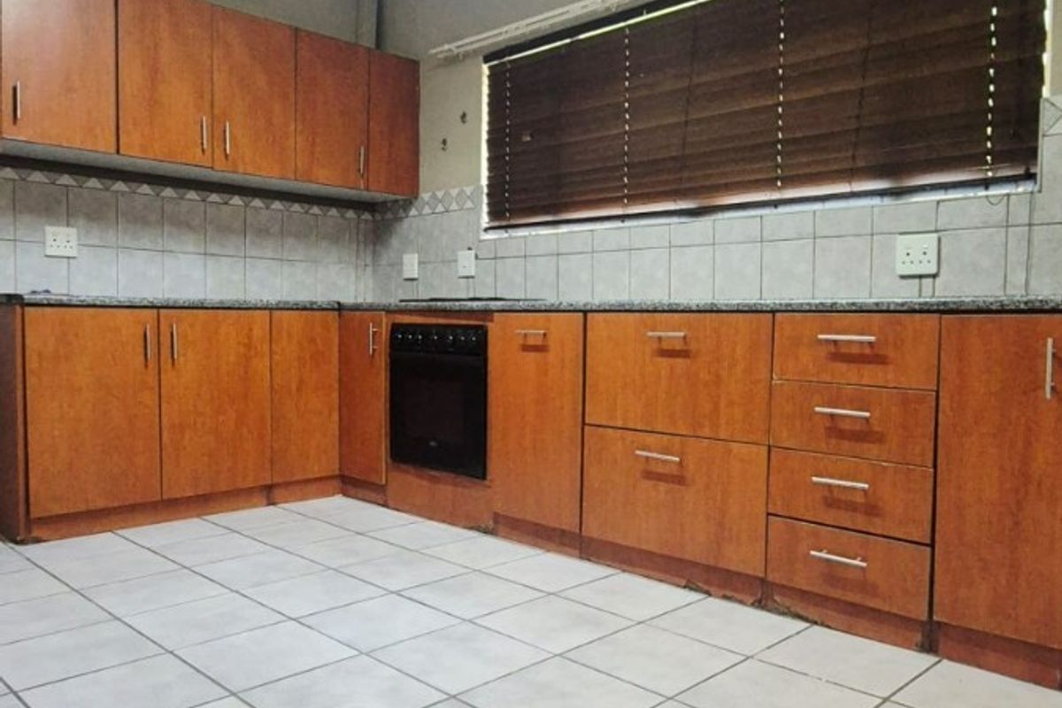 Four bedroom house to rent in Protea Park Walking distance from Protea Park Laerskool - Photo 2