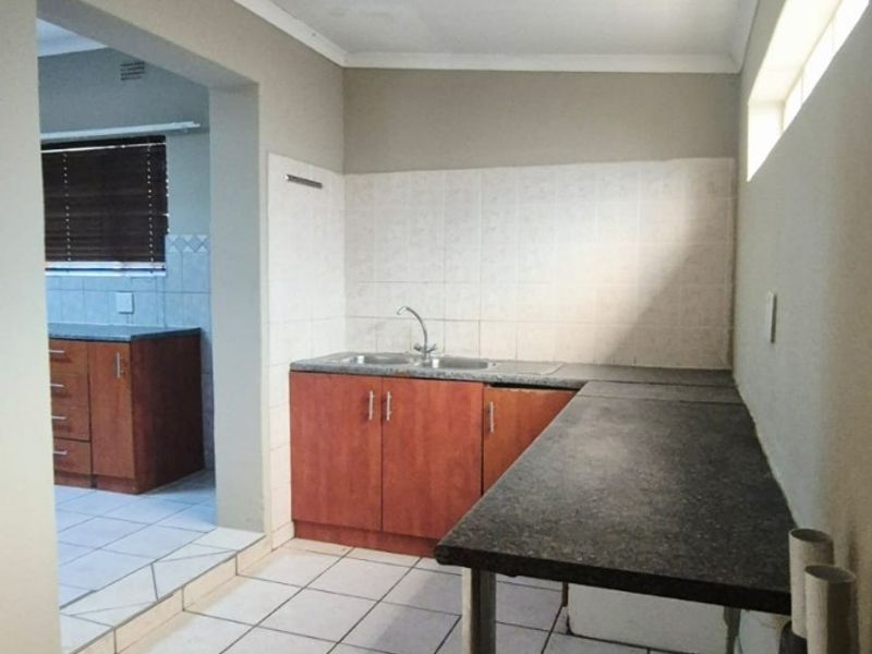 Four bedroom house to rent in Protea Park Walking distance from Protea Park Laerskool - Photo 3