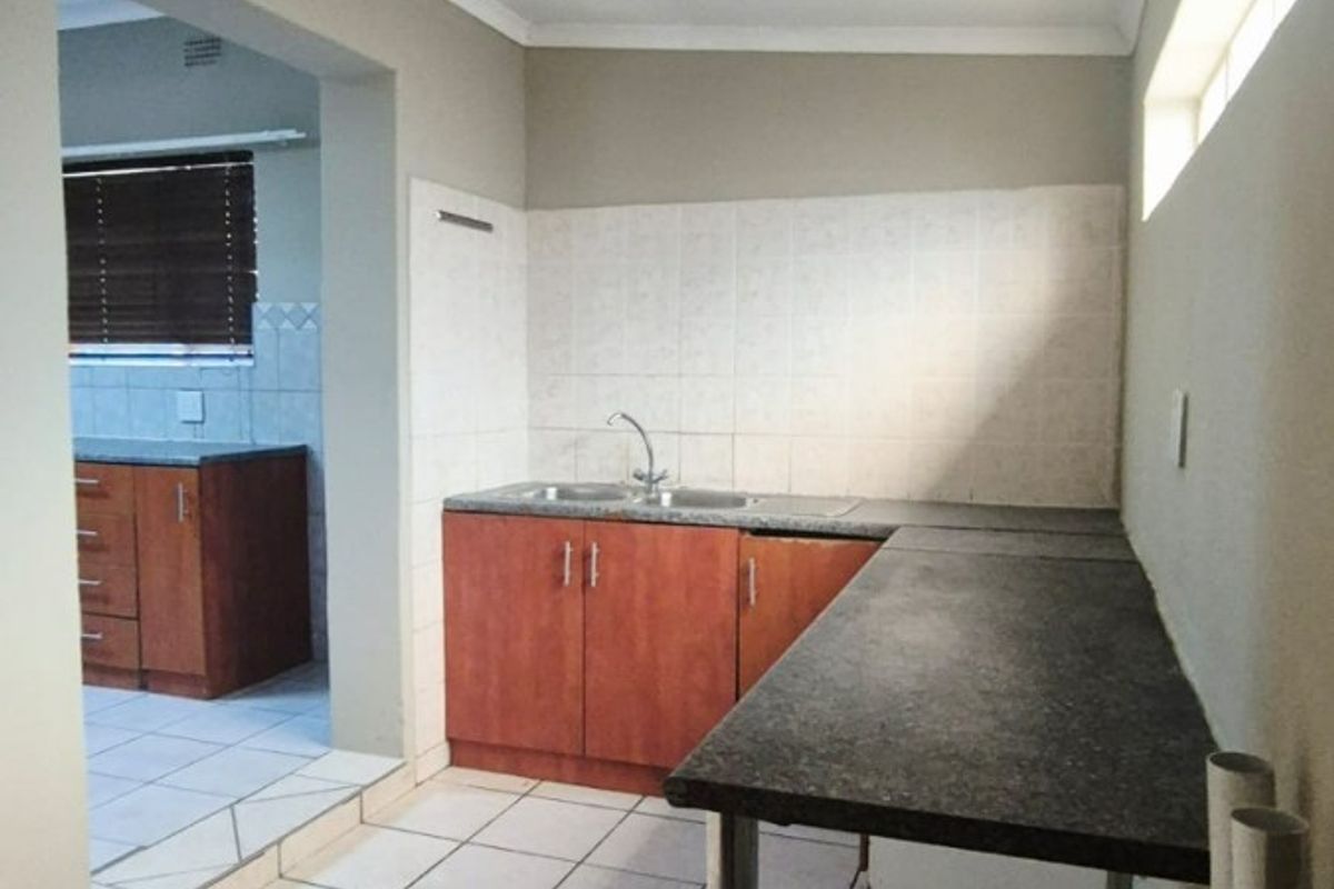 Four bedroom house to rent in Protea Park Walking distance from Protea Park Laerskool - Photo 3