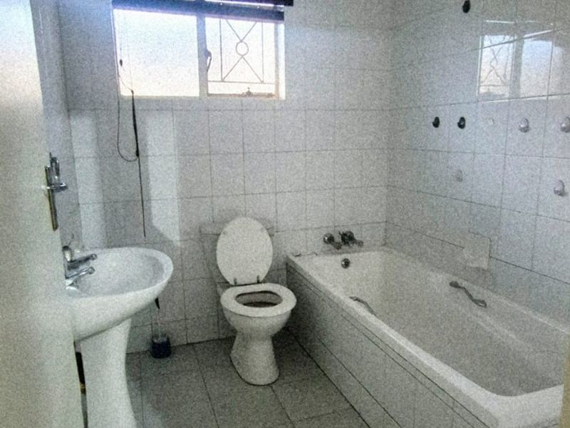 Four bedroom house to rent in Protea Park Walking distance from Protea Park Laerskool - Photo 6