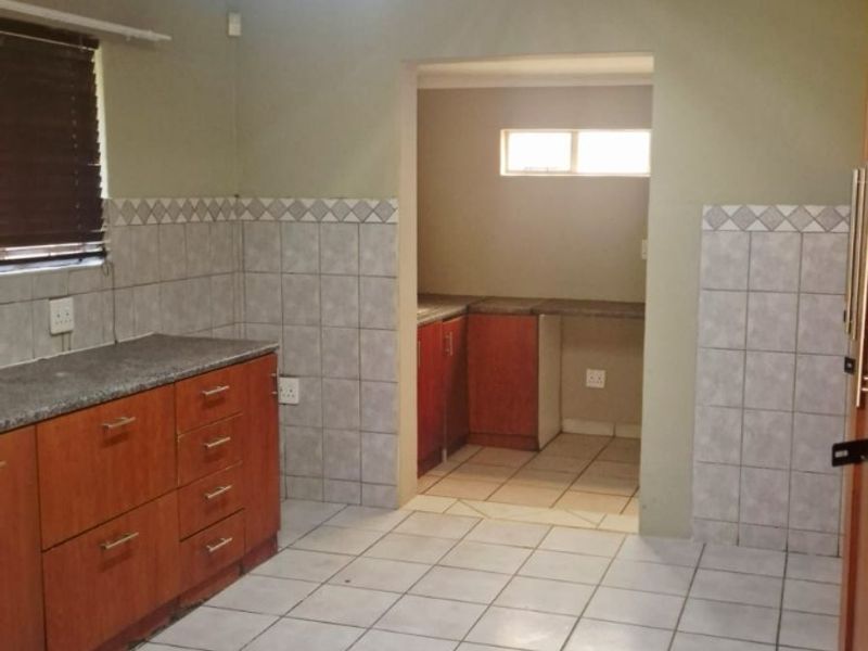 Four bedroom house to rent in Protea Park Walking distance from Protea Park Laerskool - Photo 4