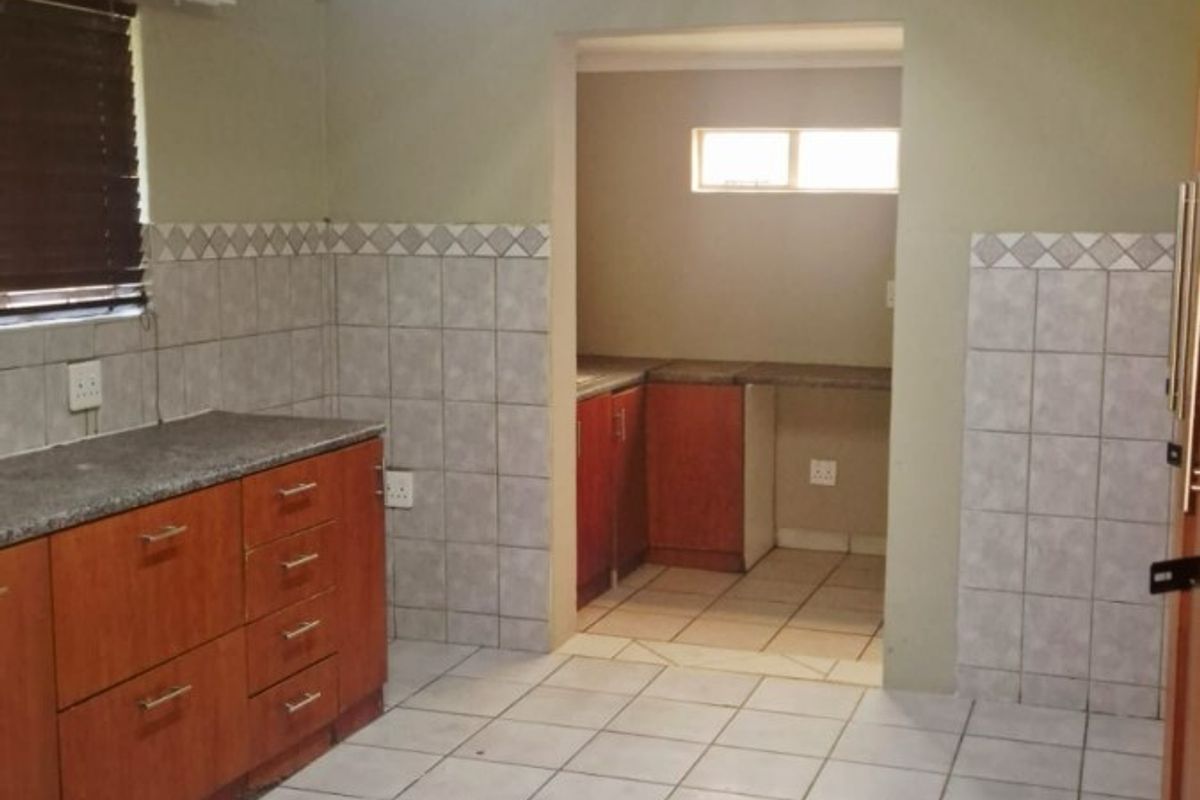 Four bedroom house to rent in Protea Park Walking distance from Protea Park Laerskool - Photo 4