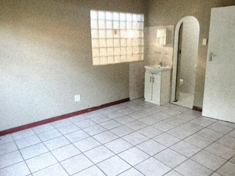 Four bedroom house to rent in Protea Park Walking distance from Protea Park Laerskool - Photo 5