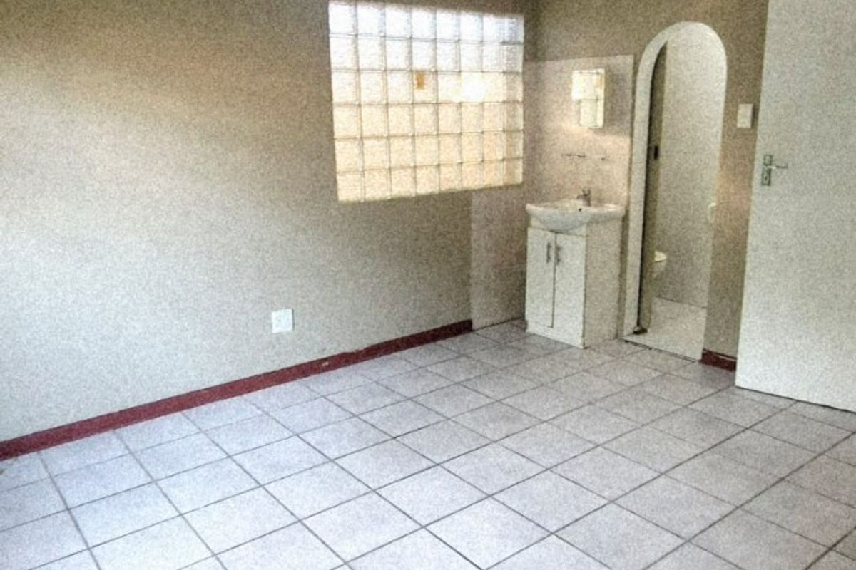 Four bedroom house to rent in Protea Park Walking distance from Protea Park Laerskool - Photo 5