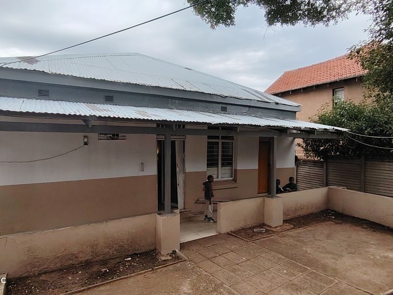 Excellent fixer-upper income earner - Photo 1