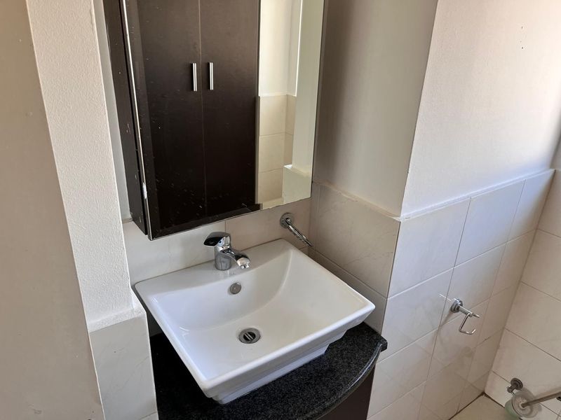 Beautiful 2 bedroom apartment in Phoenix View estate - Photo 9