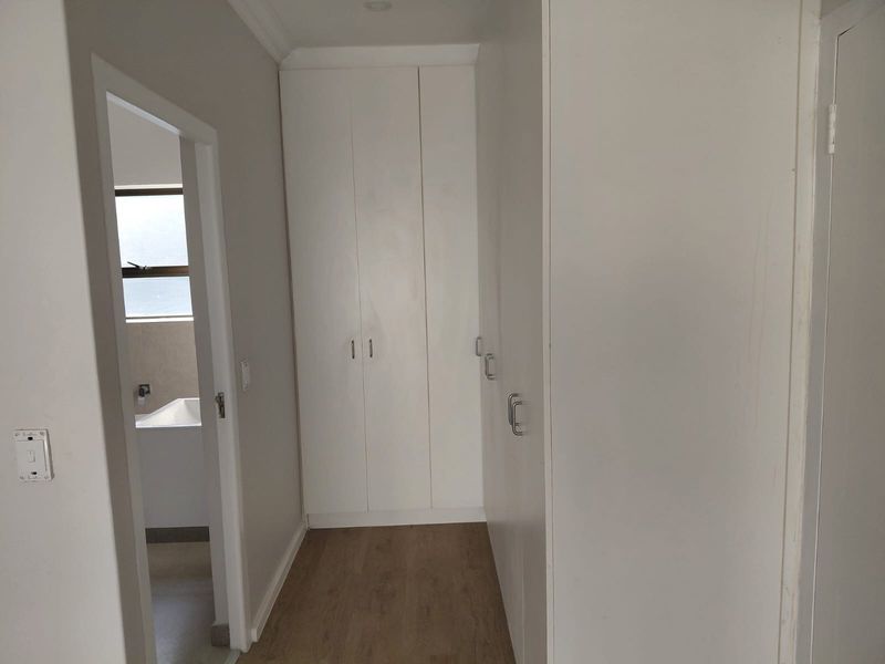 Spacious Newly Renovated 4-Bedroom Family Home to Rent in Parklands - Photo 10