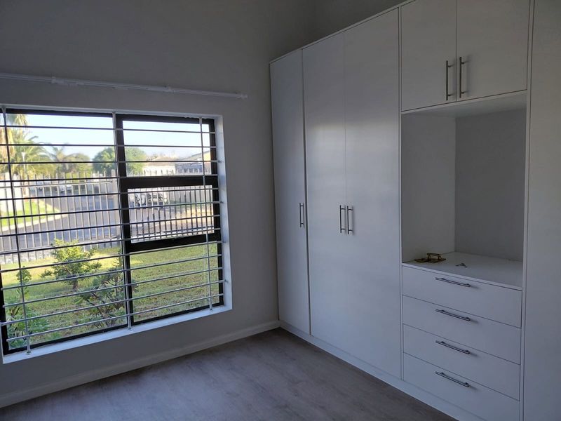 Spacious Newly Renovated 4-Bedroom Family Home to Rent in Parklands - Photo 8